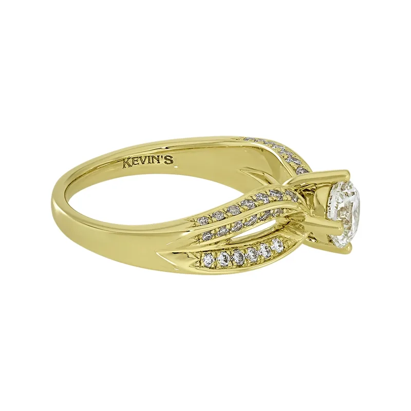 Anillo de compromiso con diamante central redondo GIA de 0.80ct y decoración en diamantes, oro tono amarillo 18k