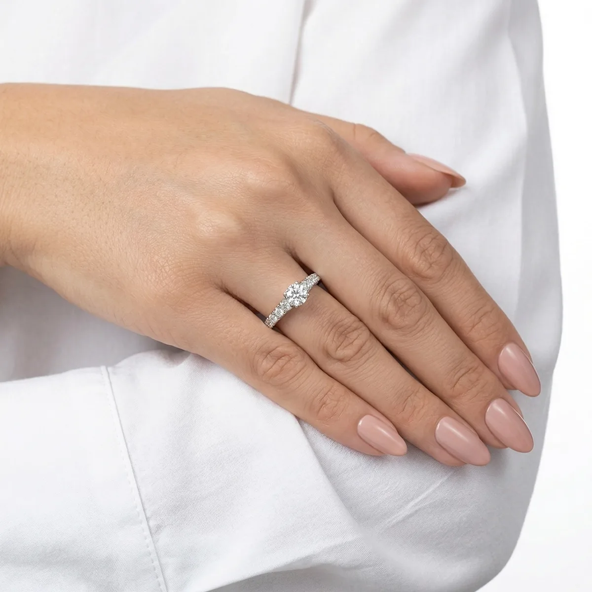 Anillo de compromiso con diamante central redondo GIA de 0.50ct y decoración en diamantes, oro tono blanco 18k, rodinado