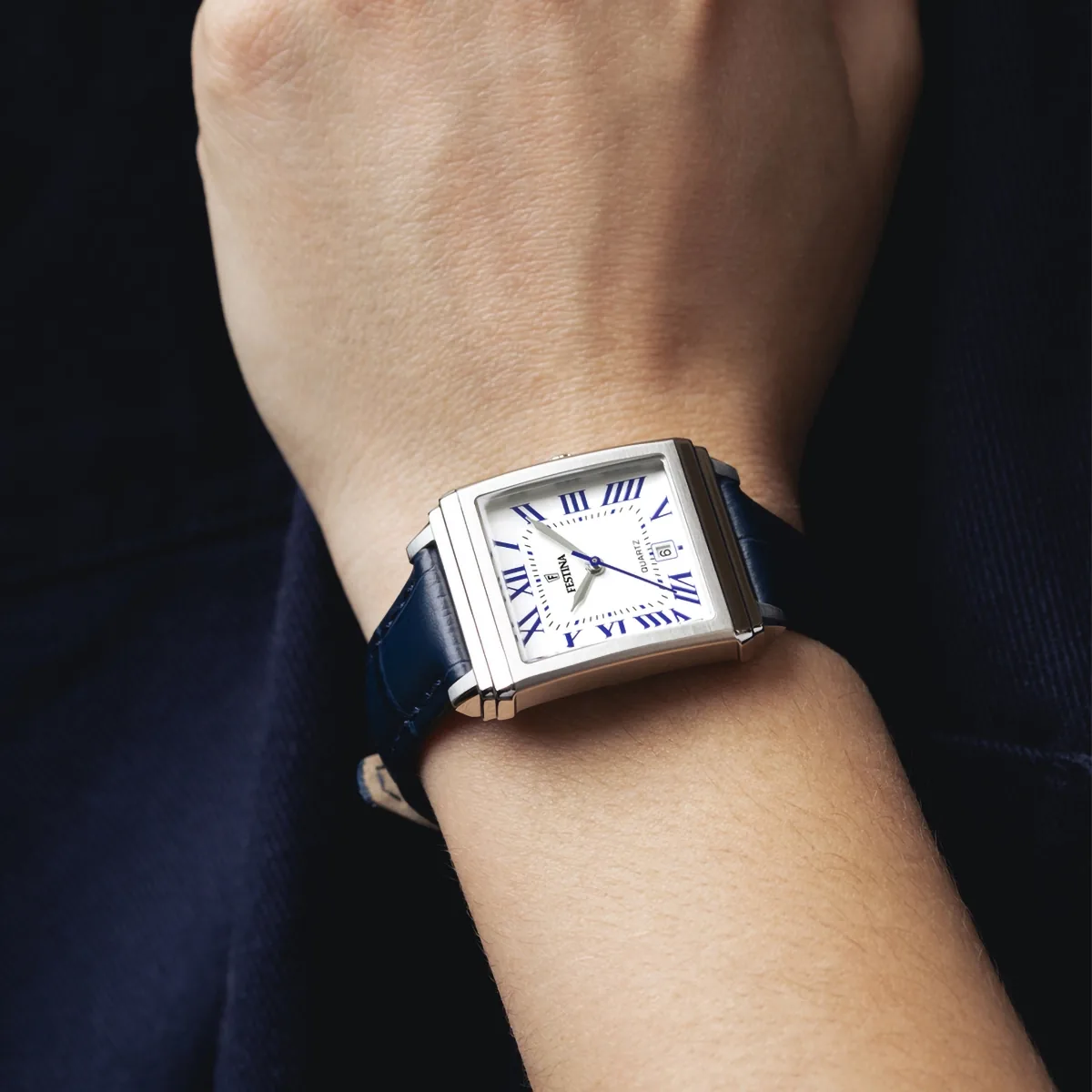 Reloj Festina análogo, para Dama, tablero rectangular color plateado, estilo romanos, pulso cuero color azul, calendario