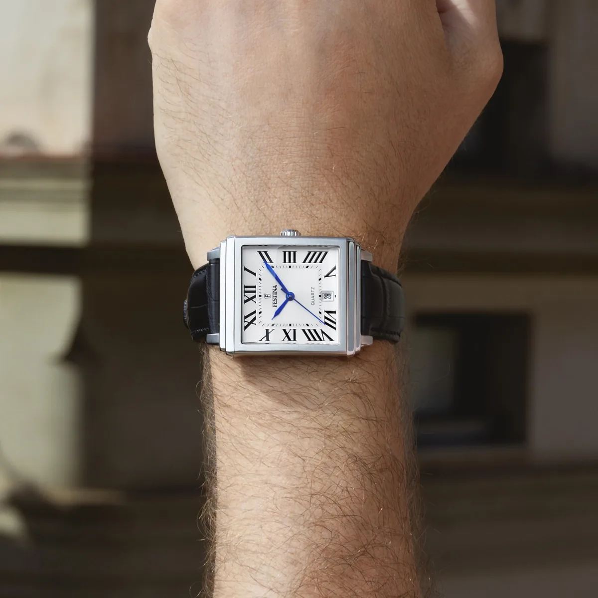 Reloj Festina análogo, para Hombre, tablero rectangular color plateado, estilo romanos, pulso cuero color negro, calendario