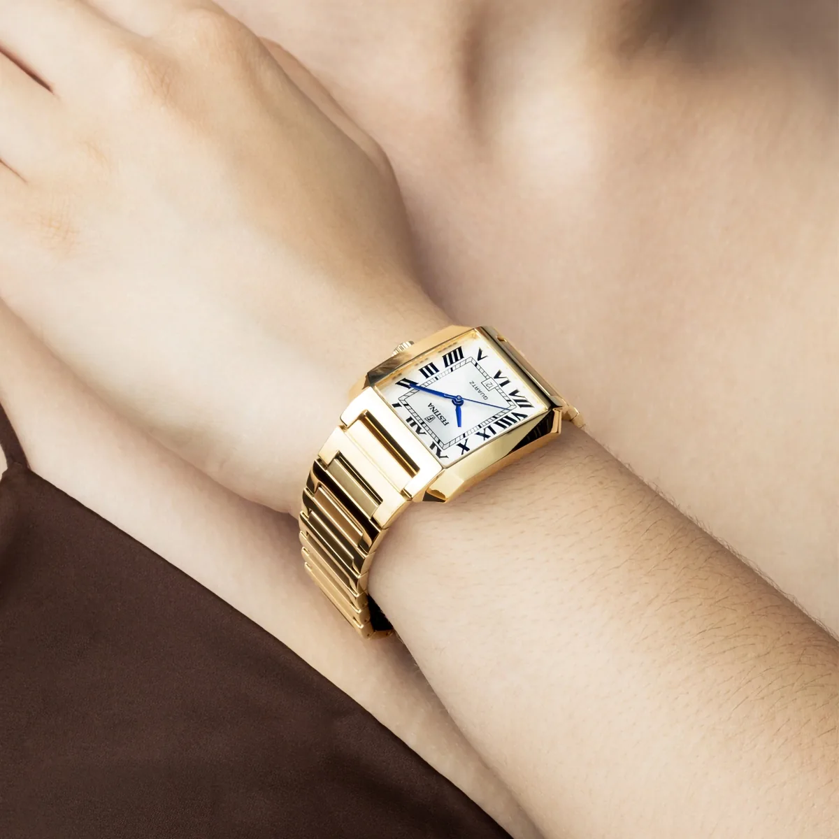 Reloj Festina analogo, para Dama, tablero rectangular color plateado, estilo romanos, pulso acero color dorado, calendario
