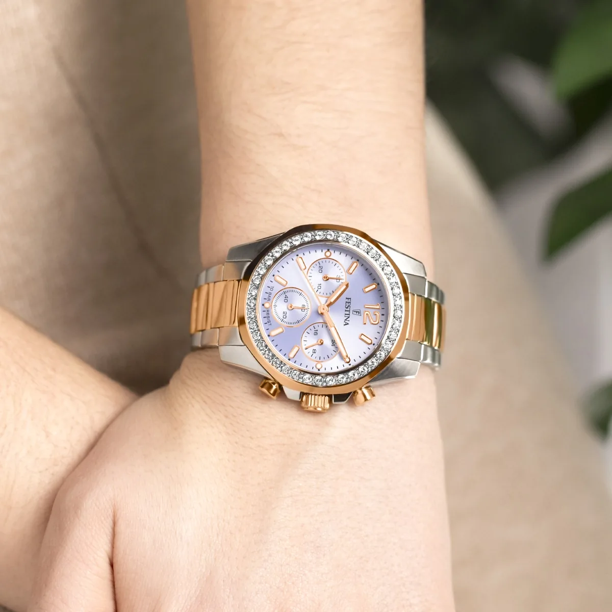 Reloj Festina analogo, para Dama, tablero redondo color azul, estilo index + arabigo, pulso acero colores plateado y rosa, calendario, cronografo