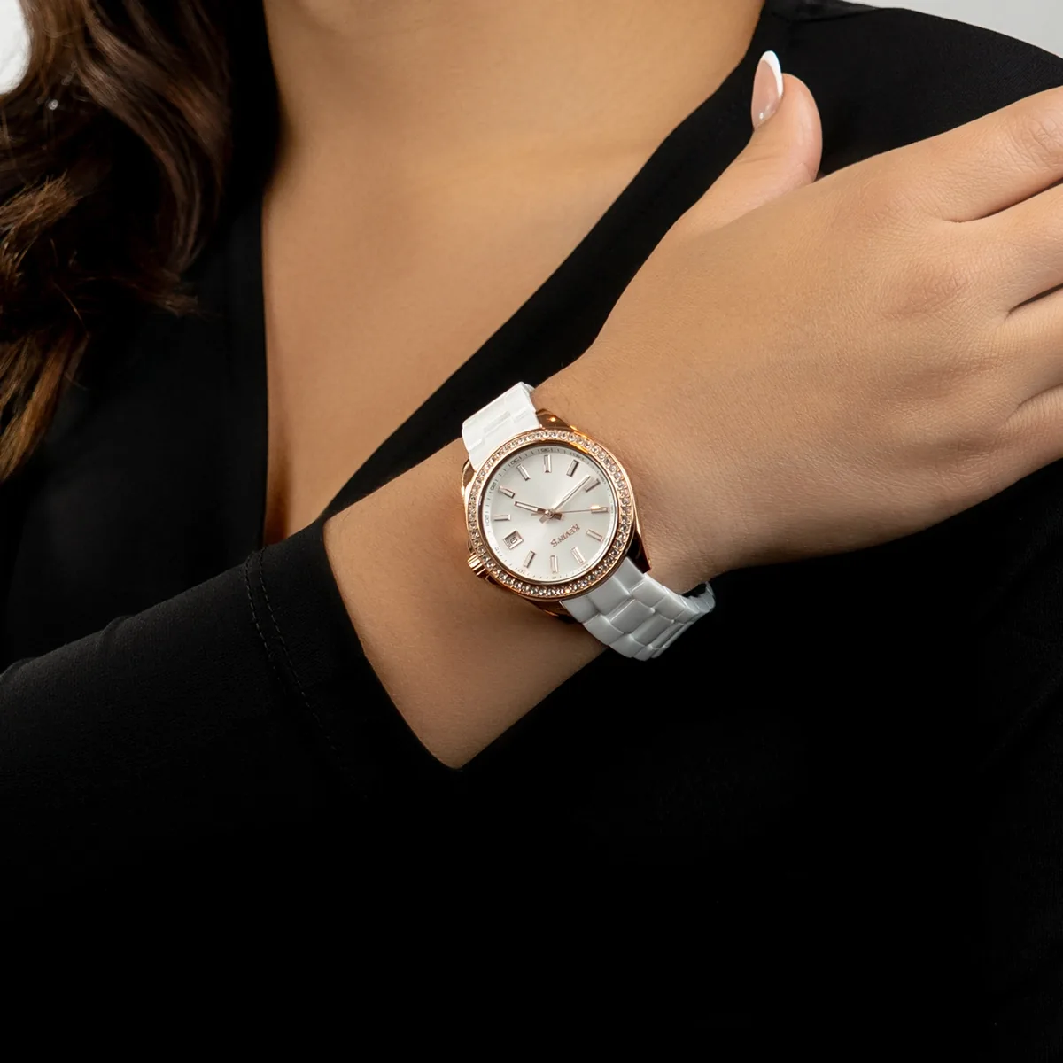 Reloj Kevins análogo, para Dama, tablero redondo colores blanco y rosa, estilo index, pulso cerámica color blanco, calendario