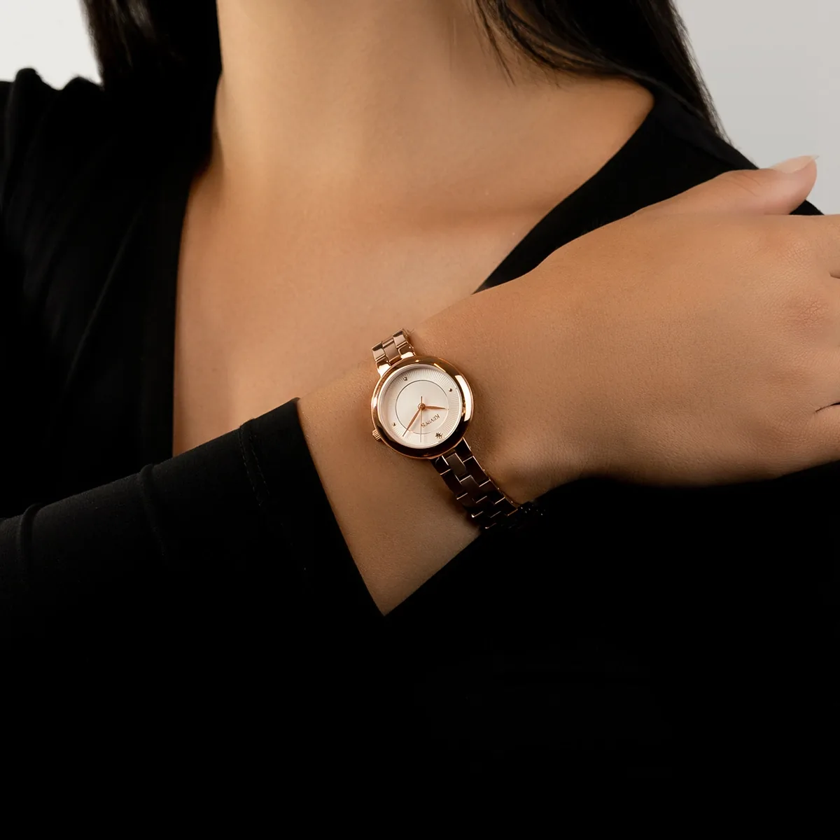 Reloj Kevins analogo, para Dama, tablero redondo colores blanco y rosa, estilo puntos, pulso acero color rosa