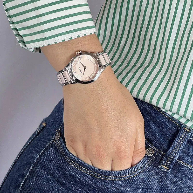 Reloj Kevins analogo, para Dama, tablero redondo colores plateado y rosado, estilo puntos, pulso cerámica colores plateado y rosado