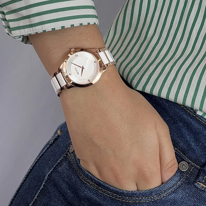 Reloj Kevins analogo, para Dama, tablero redondo colores blanco y rosa, estilo puntos, pulso cerámica colores rosa y blanco