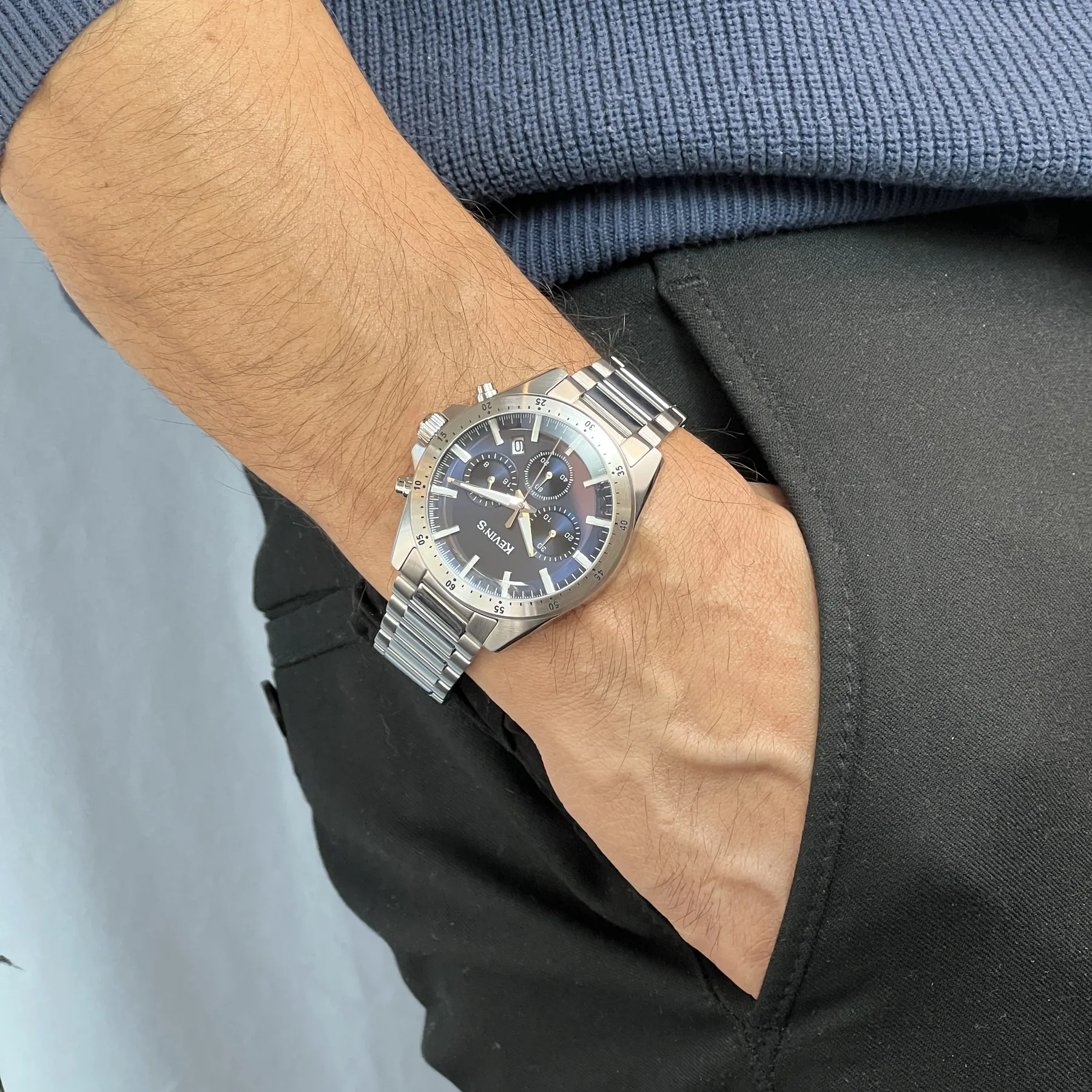 Reloj Kevins analogo, para Hombre, tablero redondo color azul, estilo index, pulso acero color plateado, calendario, cronografo