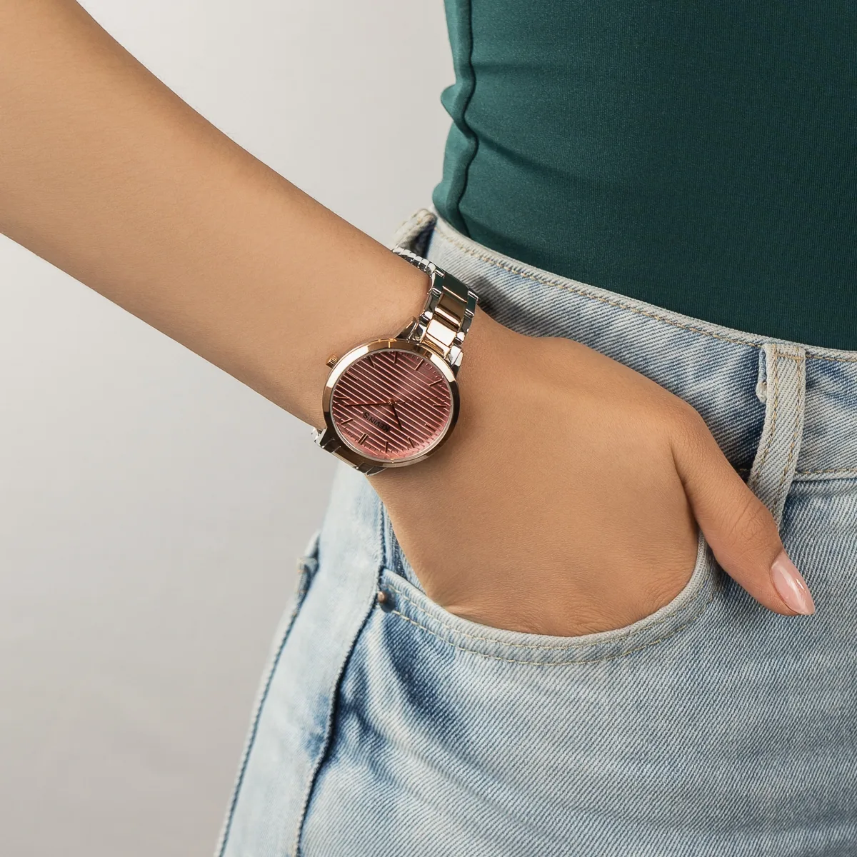 Reloj Kevins analogo, para Dama, tablero redondo color rosado, estilo index, pulso acero colores plateado y rosa