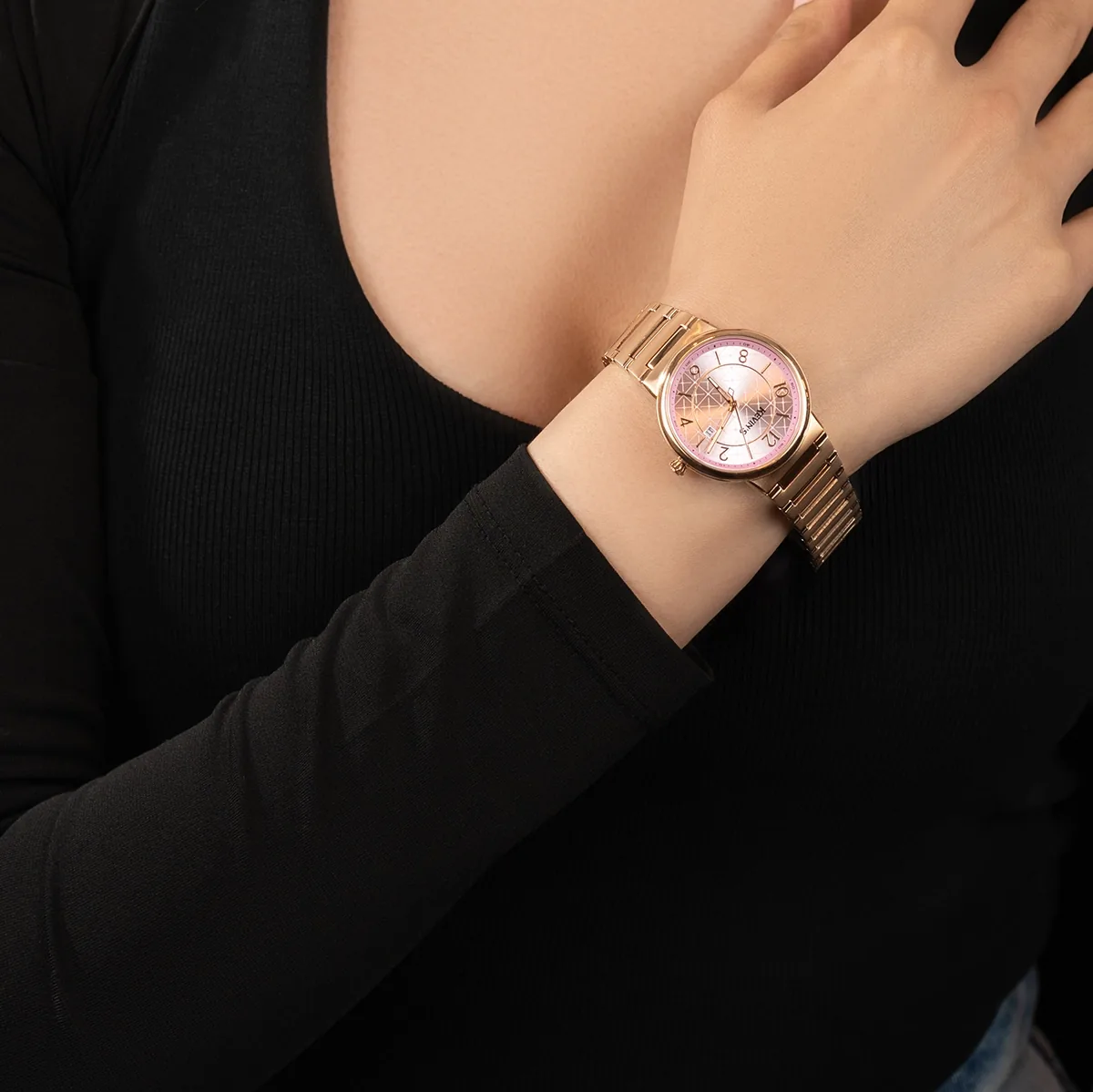 Reloj Kevins analogo, para Dama, tablero redondo color rosado, estilo index + arabigo, pulso acero color rosa, calendario