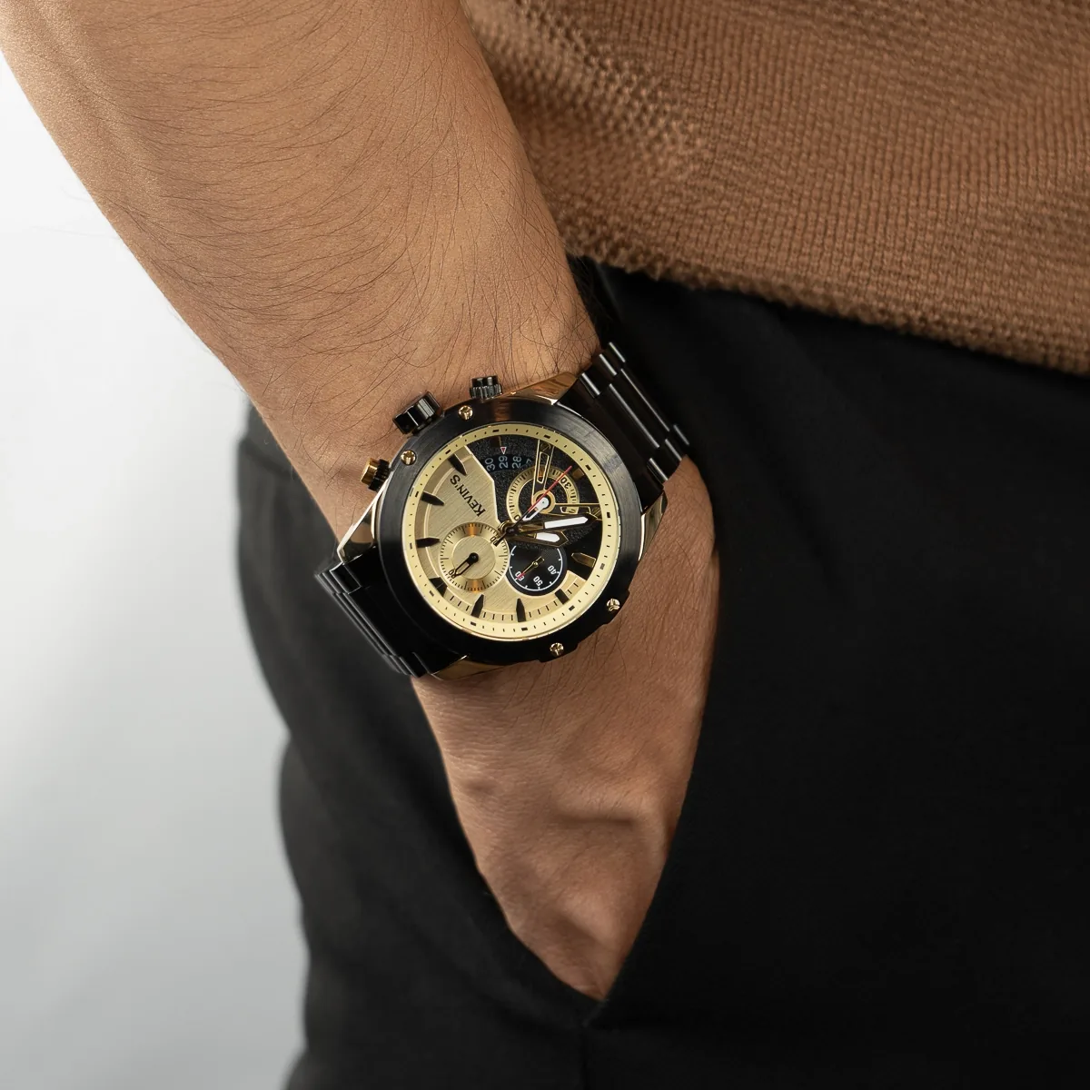 Reloj Kevins analogo, para Hombre, tablero redondo colores dorado y negro, estilo index, pulso metalico color negro, calendario, cronografo
