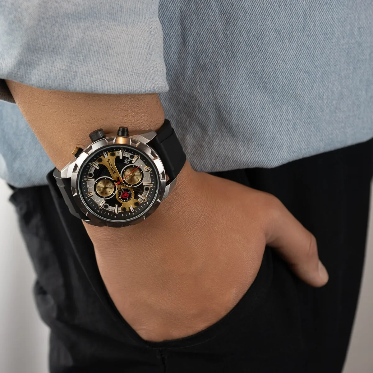 Reloj Kevins analogo, para Hombre, tablero redondo colores dorado y negro, estilo index + puntos, pulso silicona color negro, calendario, cronografo