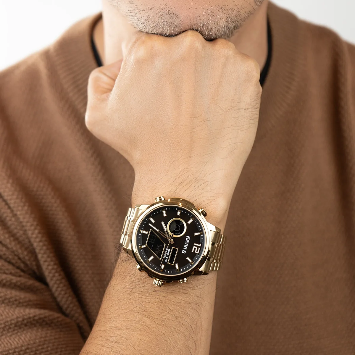 Reloj Kevins analogo y digital, para Hombre, tablero redondo colores negro y dorado, estilo index + arabigo, pulso metalico color dorado, calendario