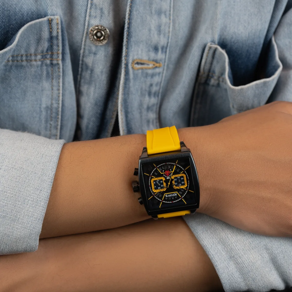 Reloj Kevins analogo, para Hombre, tablero cuadrado colores negro y amarillo, estilo index, pulso silicona color amarillo, calendario, cronografo