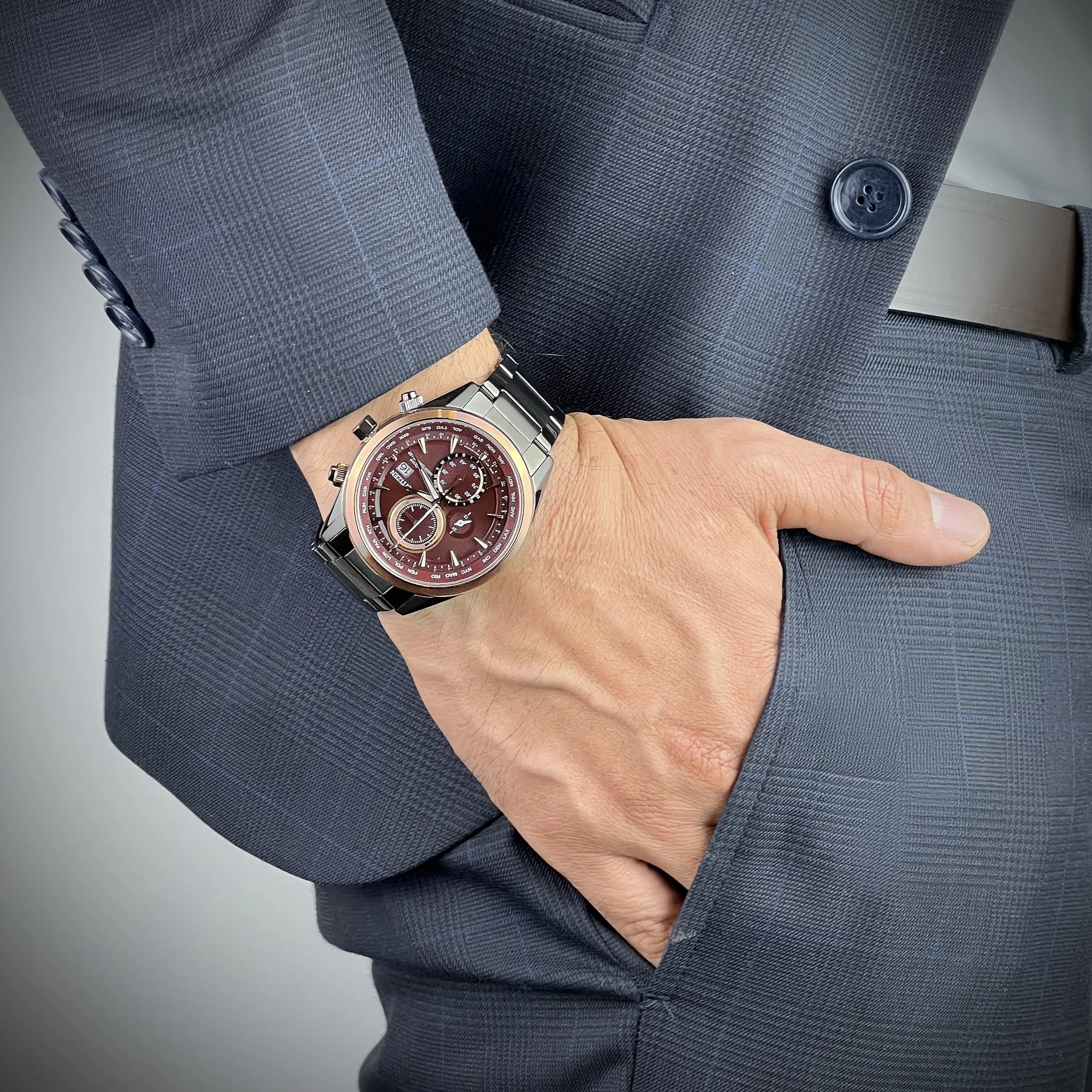 Reloj Citizen análogo, para Hombre, tablero redondo colores café y rosa, estilo index, pulso acero color gris, calendario, cronografo