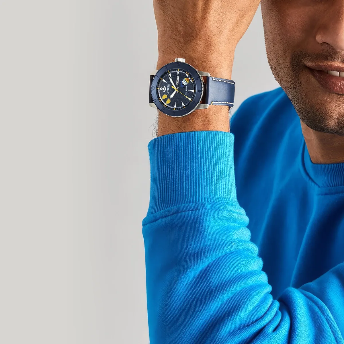 Reloj Citizen análogo, para Hombre, tablero redondo color azul, estilo index, pulso cuero color azul, calendario