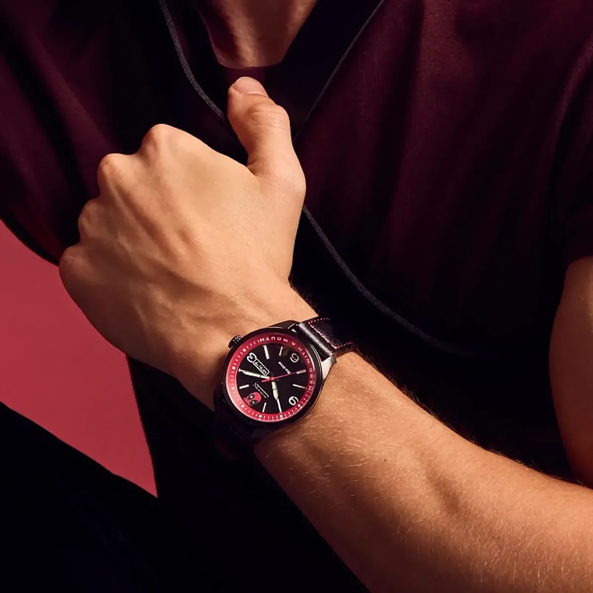 Reloj Citizen análogo, para Hombre, tablero redondo color negro, estilo index + arábigo, pulso cuero color negro, calendario