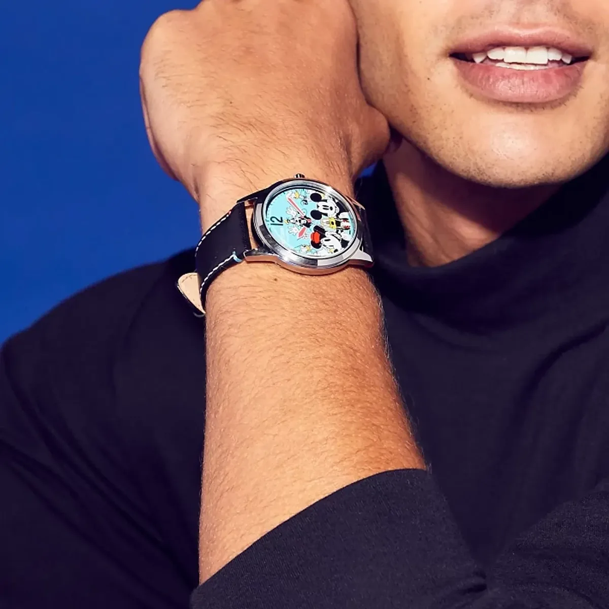 Reloj Citizen análogo, Unisex, tablero redondo color multi, estilo arábigos, pulso cuero color negro, calendario