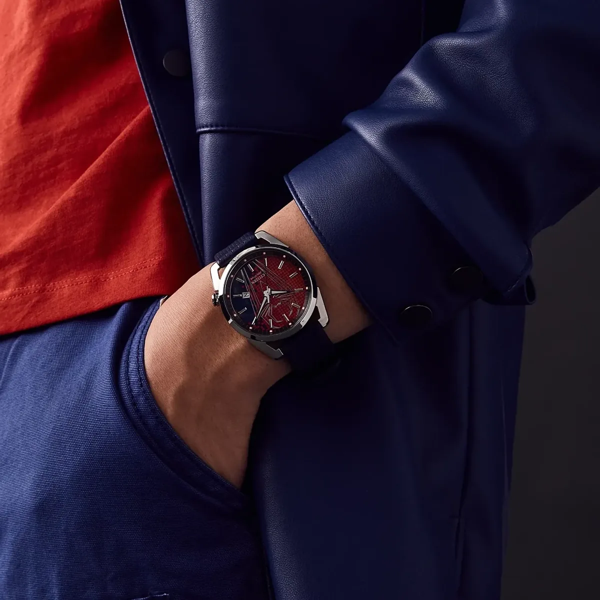 Reloj Citizen análogo, para Hombre, tablero redondo colores rojo y azul, estilo index, pulso cuero color azul, calendario