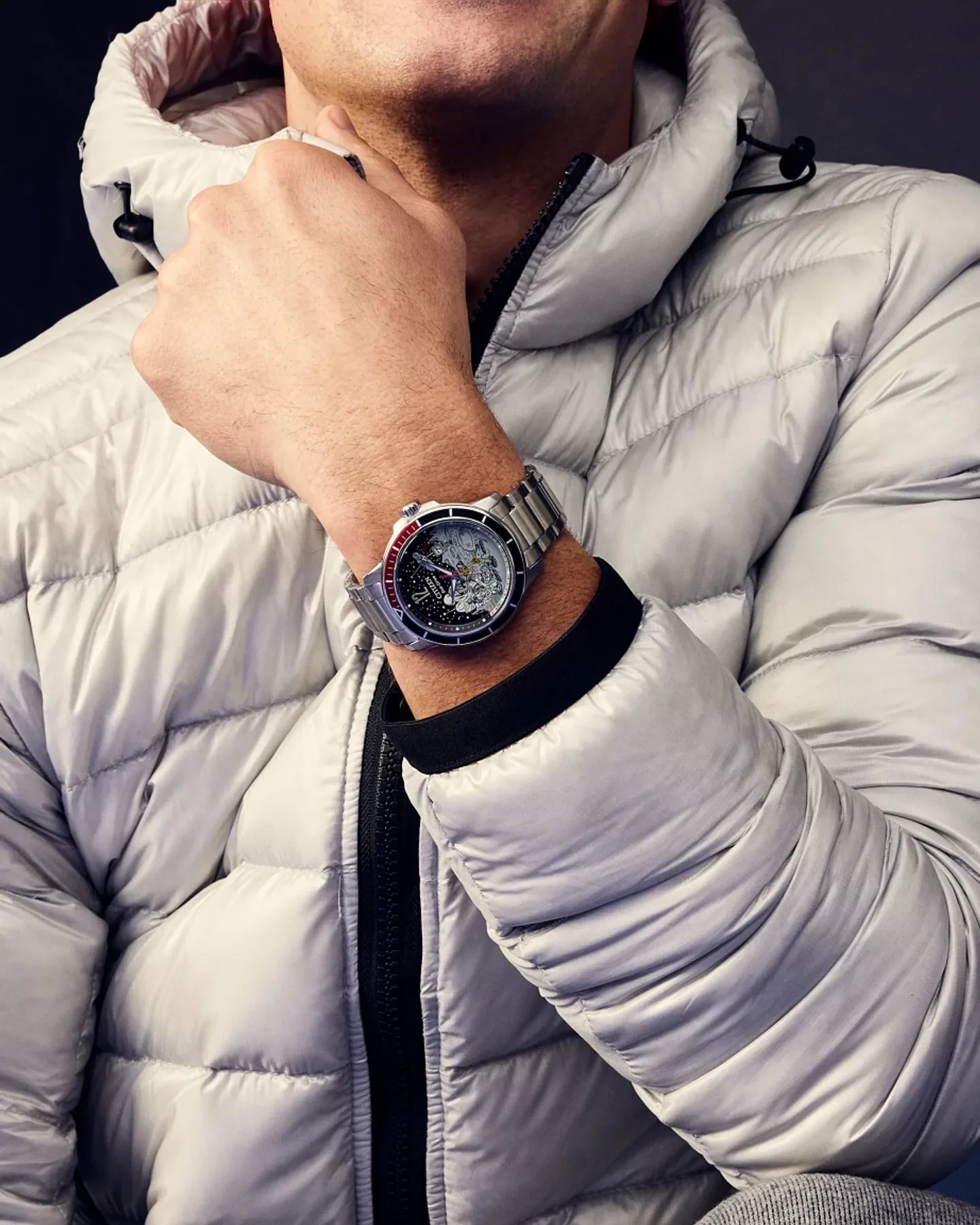 Reloj Citizen análogo, para Hombre, tablero redondo colores plateado y negro, estilo puntos + arábigo, pulso acero color plateado, calendario