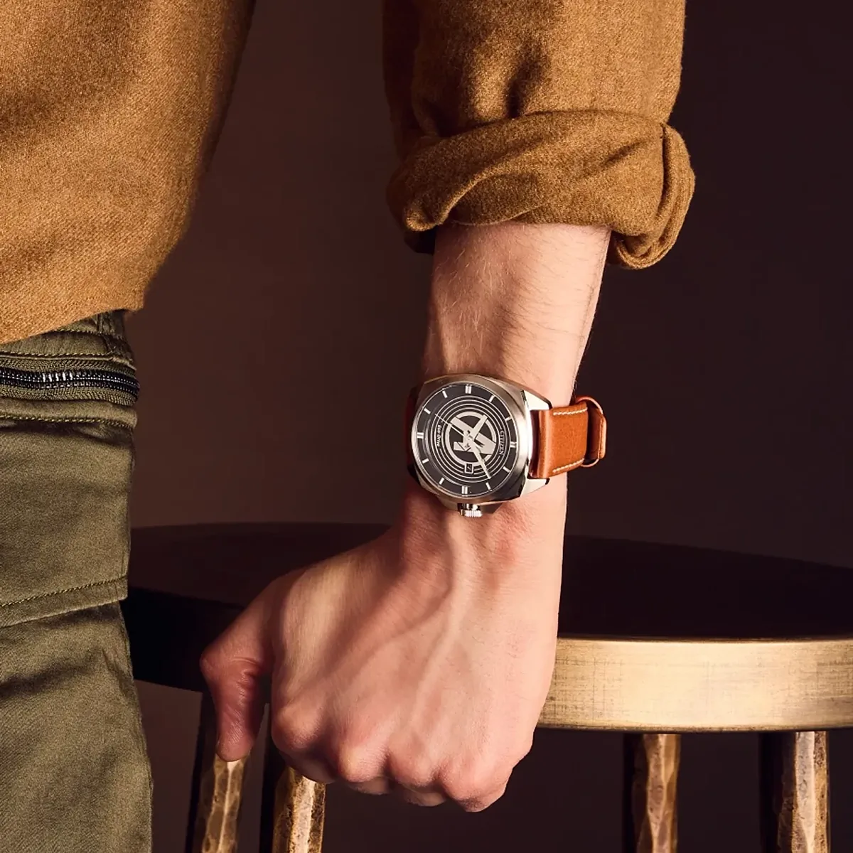 Reloj Citizen análogo, para Hombre, tablero redondo color negro, estilo index, pulso cuero color café, calendario