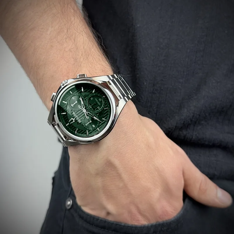 Reloj Bulova análogo, para Hombre, tablero redondo color verde, estilo index, pulso acero color plateado, cronografo