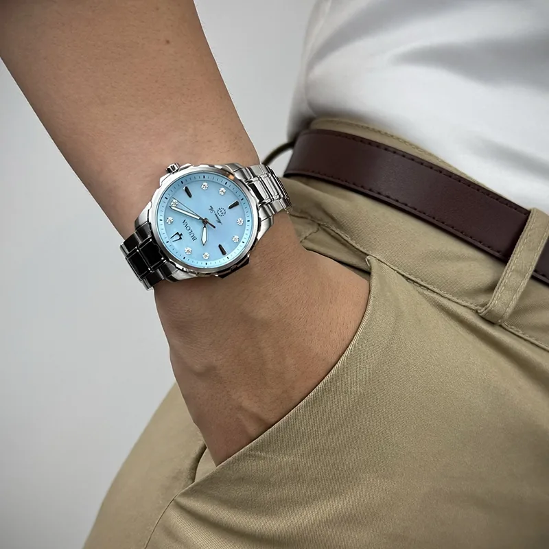 Reloj Bulova analogo, para Dama, tablero redondo color azul, estilo index + puntos, pulso acero color plateado