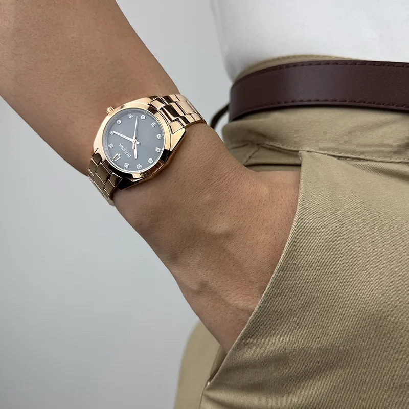 Reloj Bulova analogo, para Dama, tablero redondo color gris, estilo puntos, pulso acero color rosa