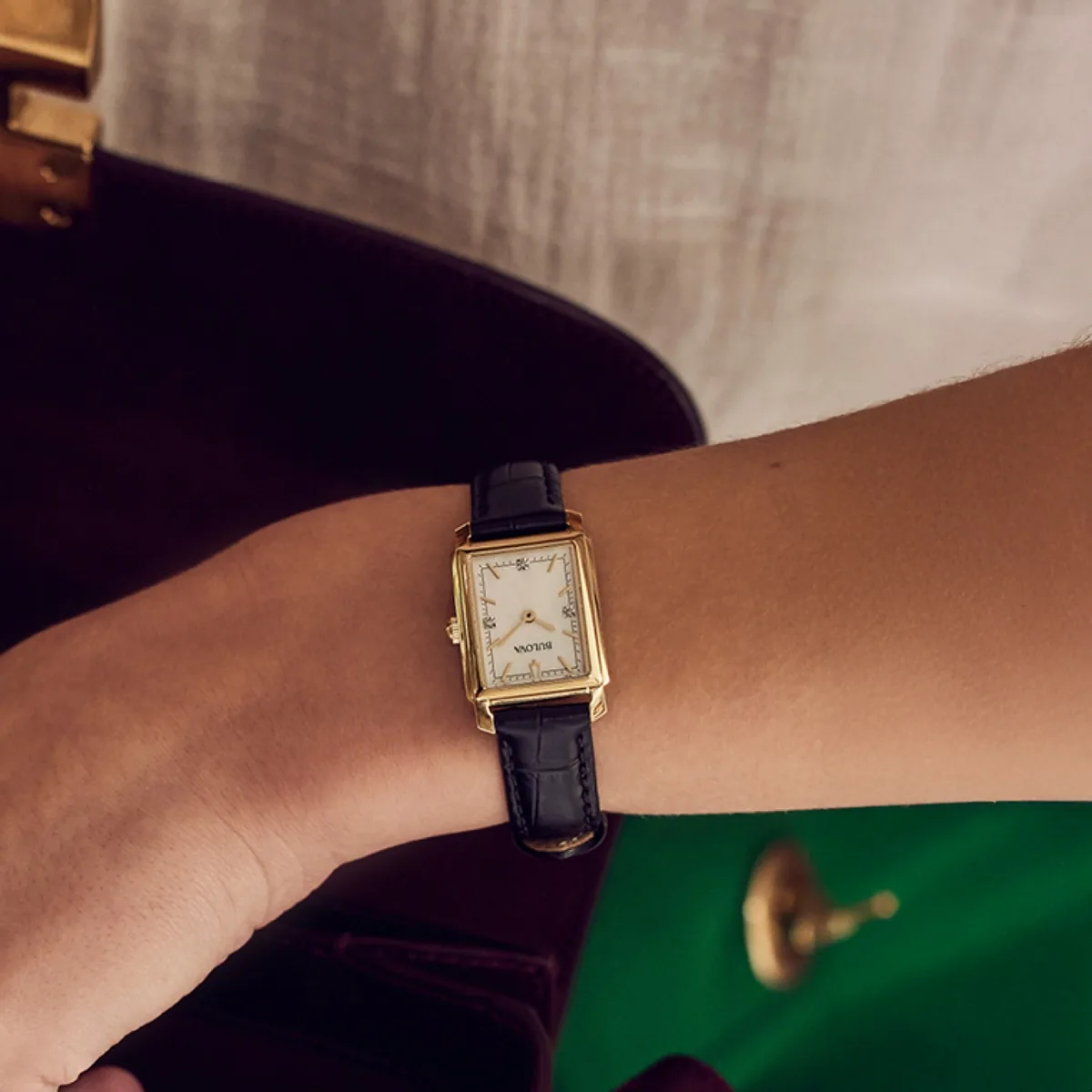 Reloj Bulova análogo, para Dama, tablero rectangular color blanco, estilo index, pulso cuero color negro