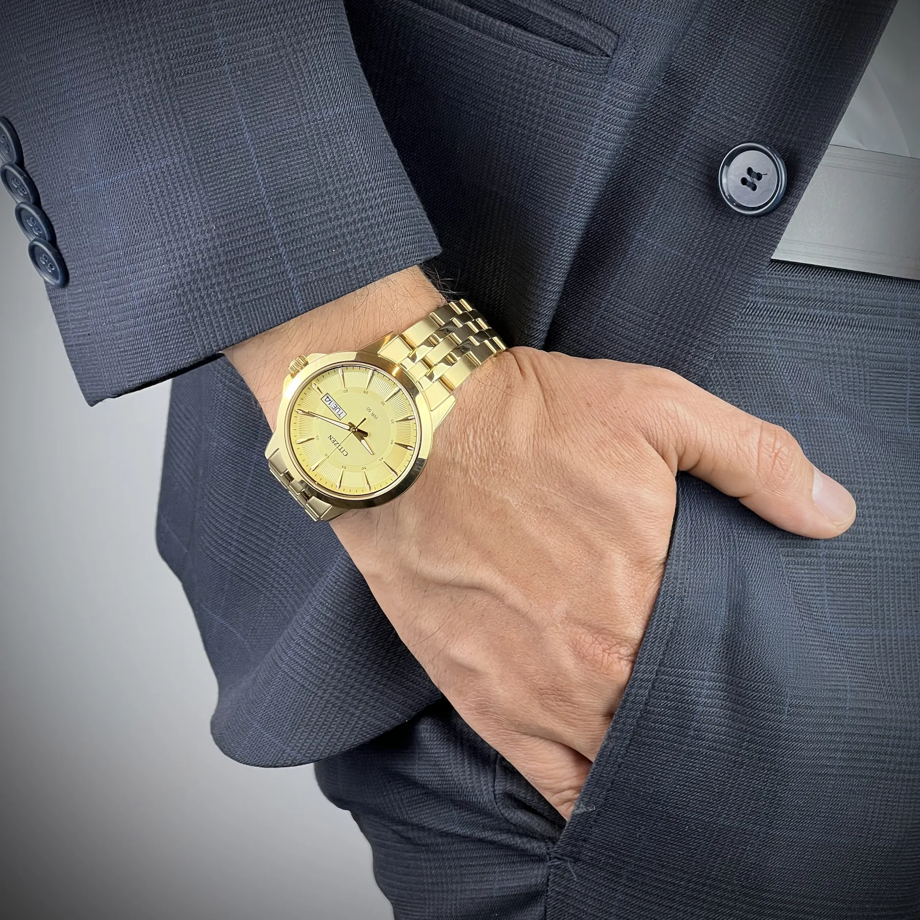 Reloj Citizen análogo, para Hombre, tablero redondo color dorado, estilo index, pulso acero color dorado, calendario