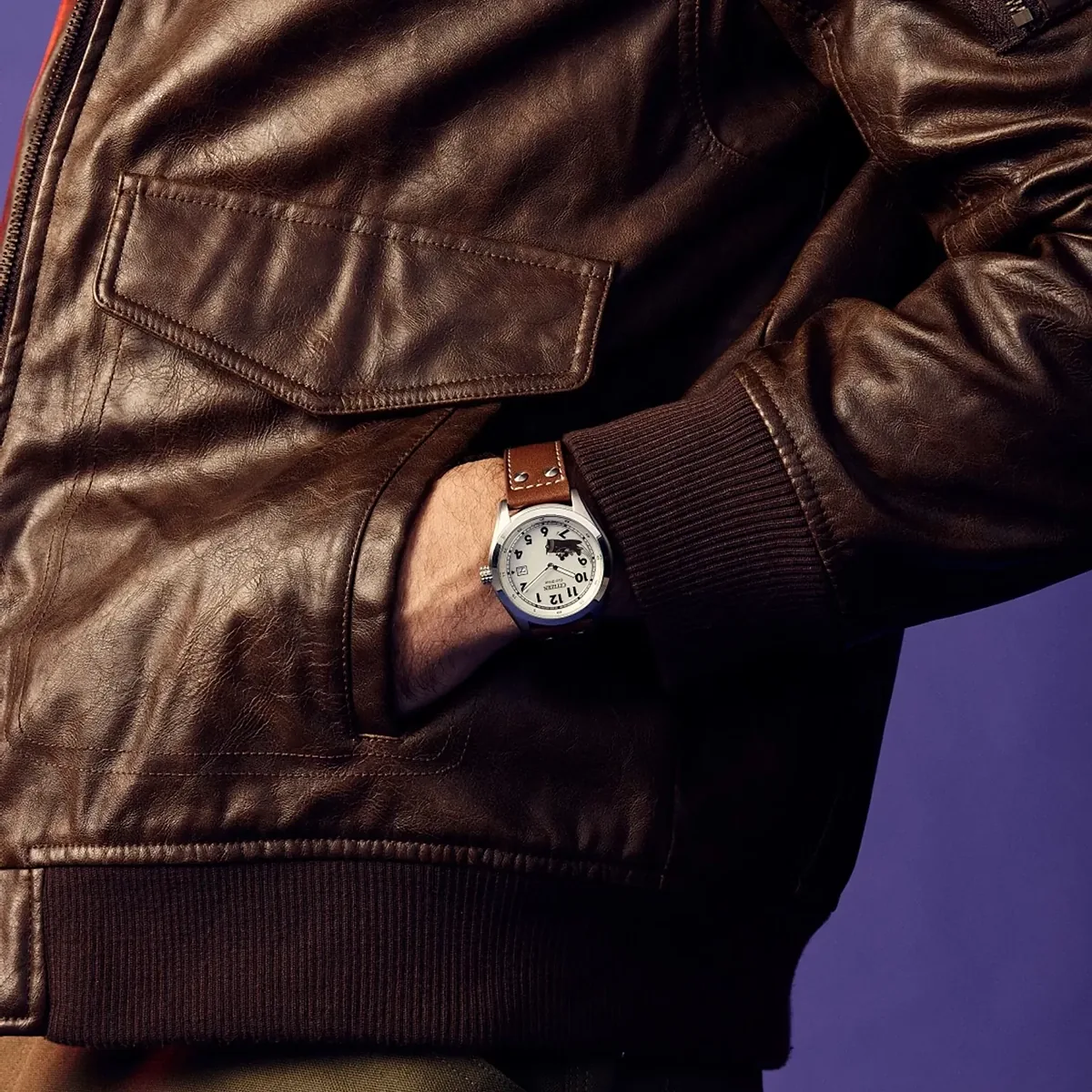 Reloj Citizen análogo, para Hombre, tablero redondo color blanco, estilo arábigos, pulso cuero color café, calendario