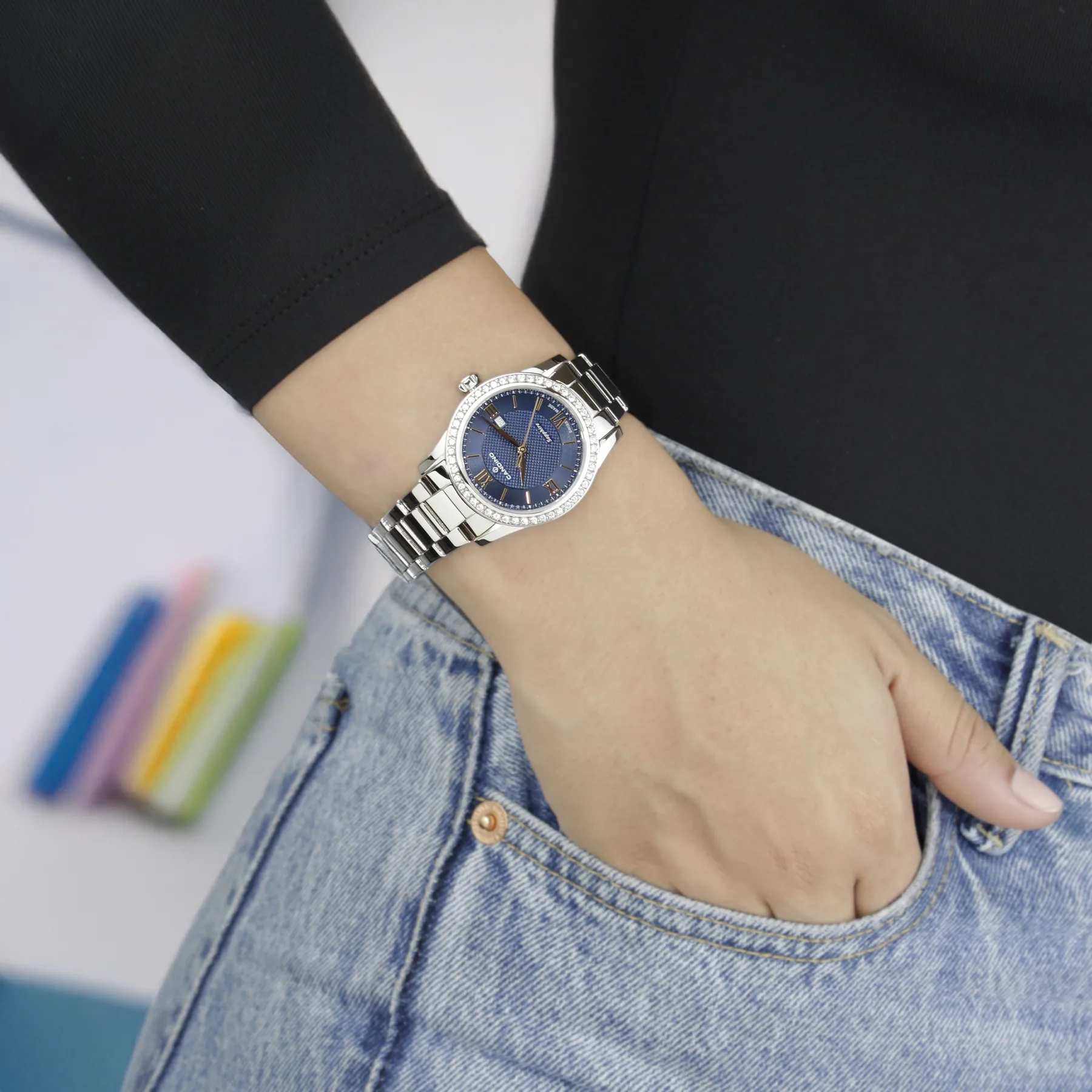 Reloj Candino analogo, para Dama, tablero redondo color azul, estilo index + romano, pulso acero color plateado, calendario