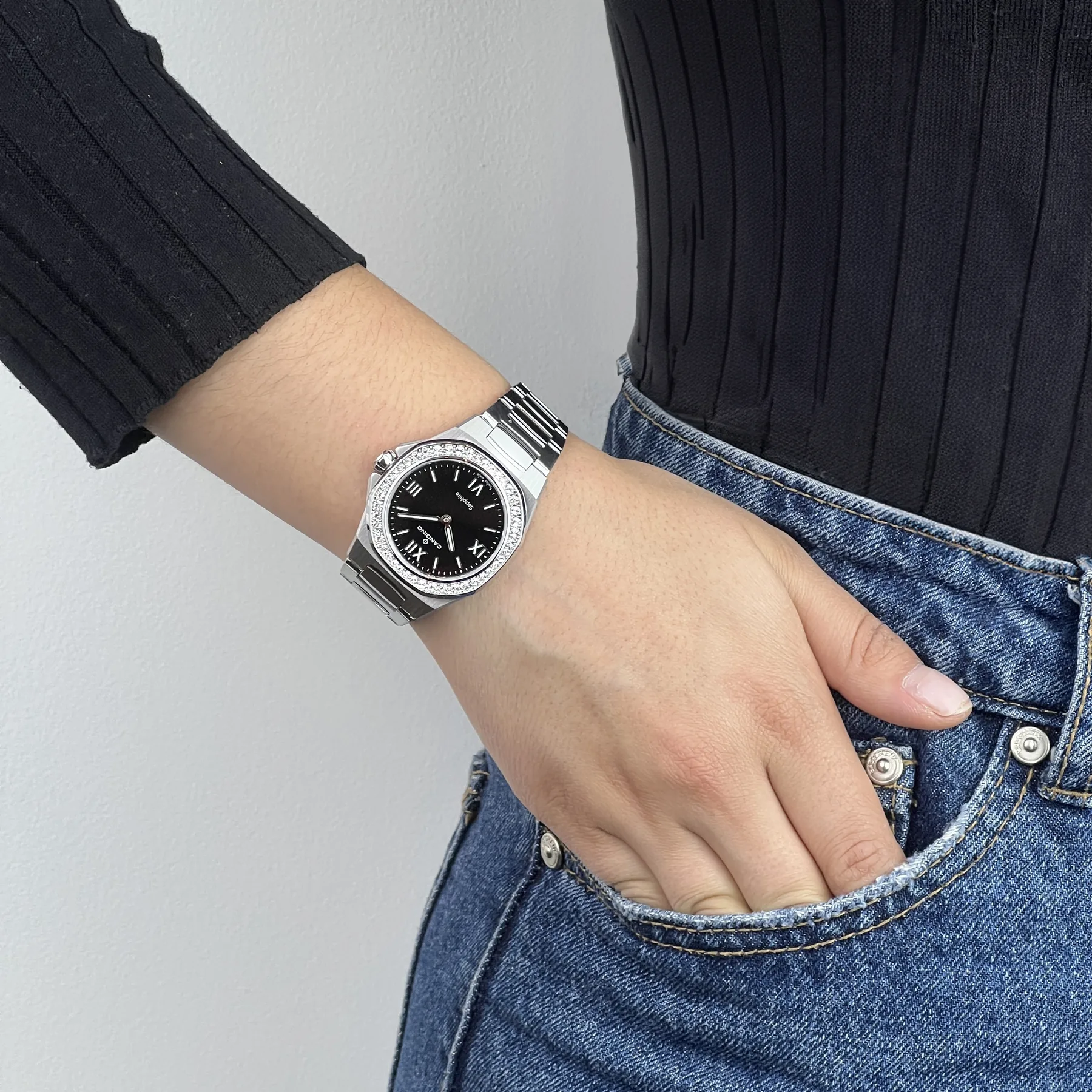 Reloj Candino analogo, para Dama, tablero redondo color negro, estilo index + romano, pulso acero color plateado