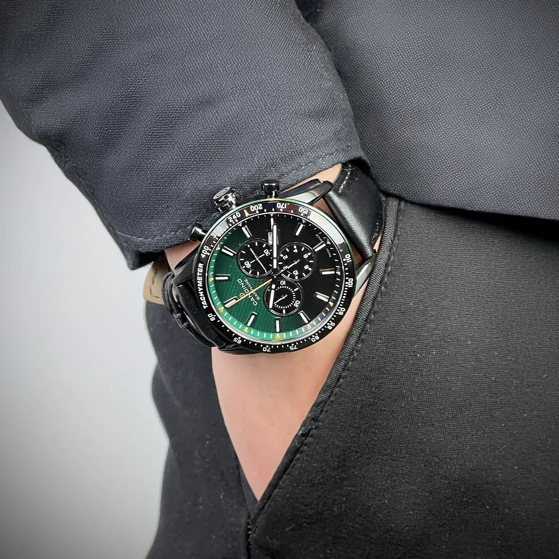 Reloj Candino analogo, para Hombre, tablero redondo colores verde y negro, estilo index, pulso cuero color negro, calendario, cronografo