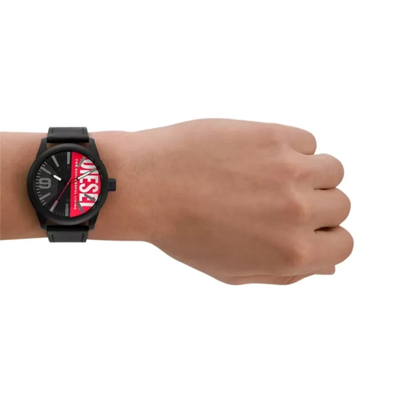 Reloj Diesel analogo, para Hombre, tablero redondo colores negro y rojo, estilo index + arabigo, pulso cuero color negro