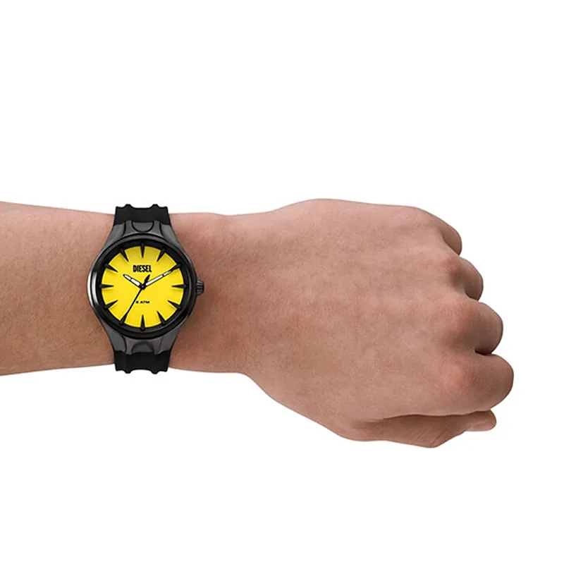 Reloj Diesel analogo, para Hombre, tablero redondo color amarillo, estilo index, pulso silicona color negro