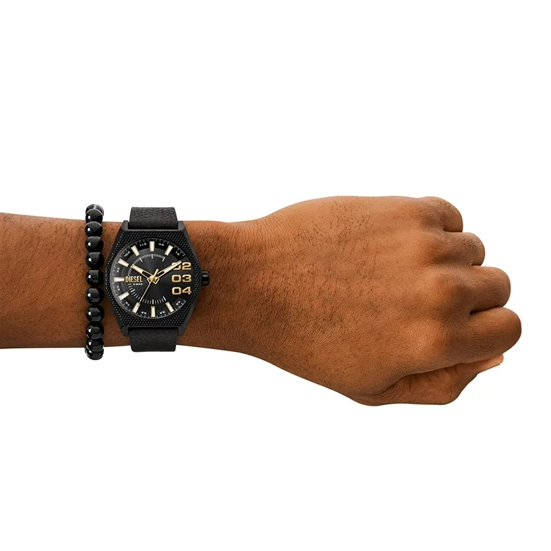 Reloj Diesel análogo, para Hombre, tablero redondo colores negro y dorado, estilo index + arábigo, pulso cuero color negro