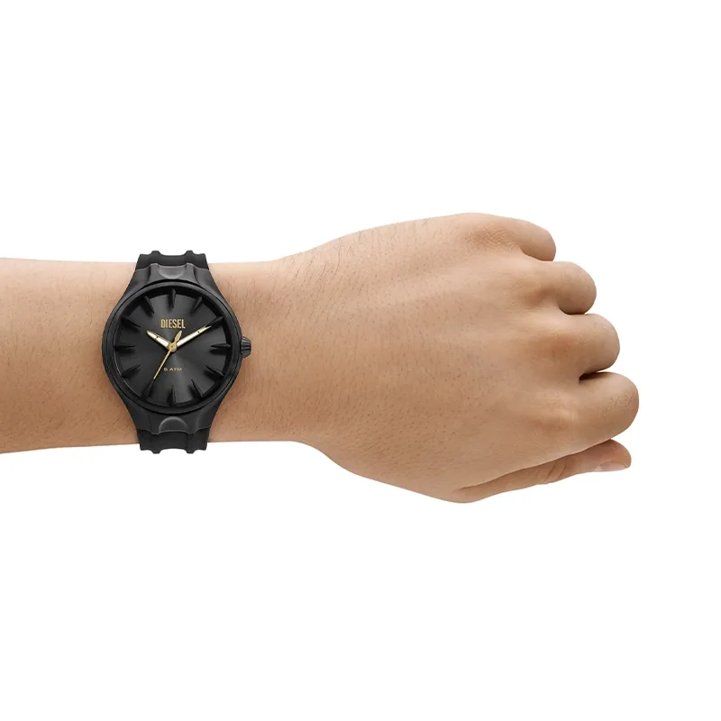 Reloj Diesel analogo, para Hombre, tablero redondo colores negro y dorado, estilo index, pulso silicona color negro