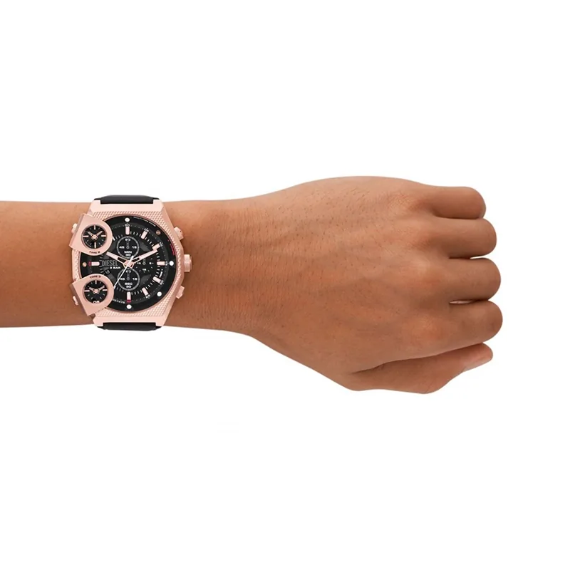 Reloj Diesel analogo, para Hombre, tablero redondo colores negro y rosa, estilo index, pulso cuero color negro, calendario, cronografo