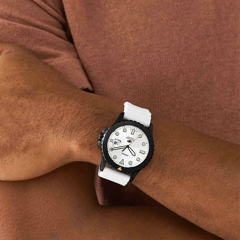 Reloj Fossil analogo, para Hombre, tablero redondo colores plateado y verde, estilo index + puntos, pulso silicona color blanco, calendario