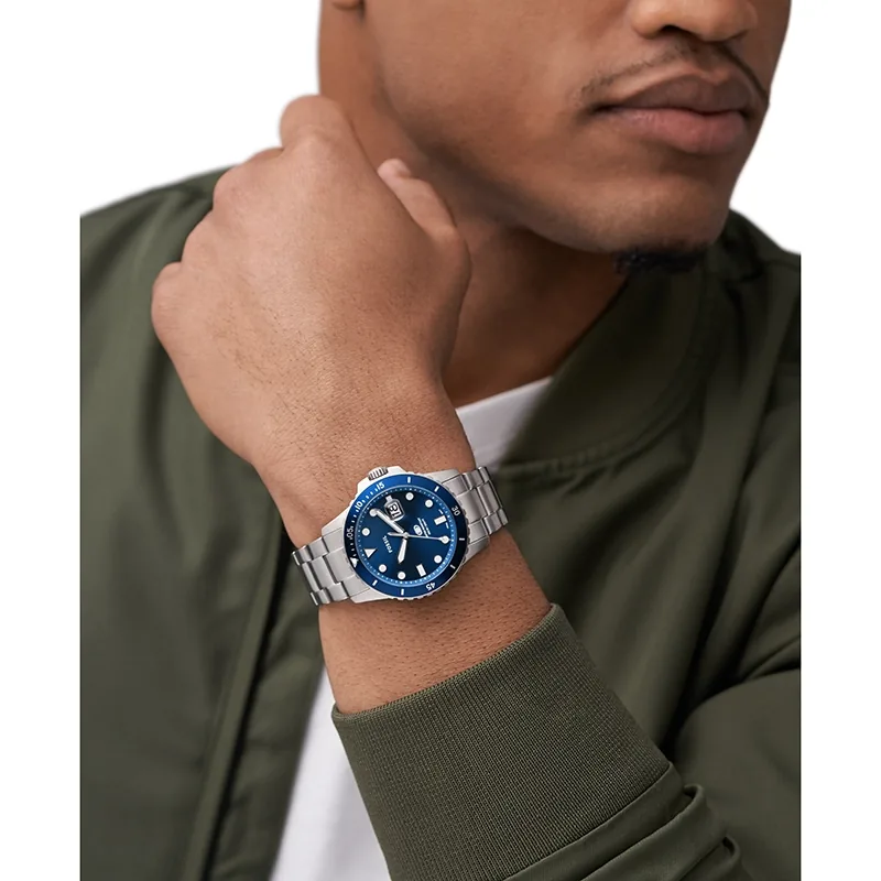 Reloj Fossil analogo, para Hombre, tablero redondo color azul, estilo index + puntos, pulso acero color plateado, calendario