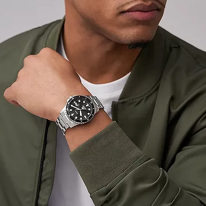 Reloj Fossil analogo, para Hombre, tablero redondo color negro, estilo index + puntos, pulso acero color plateado, calendario