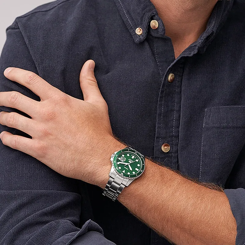 Reloj Fossil analogo, para Hombre, tablero redondo color verde, estilo index + puntos, pulso acero color plateado, calendario