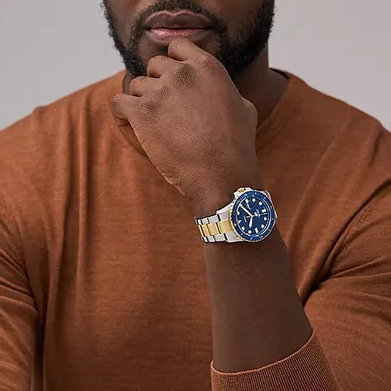 Reloj Fossil analogo, para Hombre, tablero redondo color azul, estilo index + puntos, pulso acero colores plateado y dorado, calendario