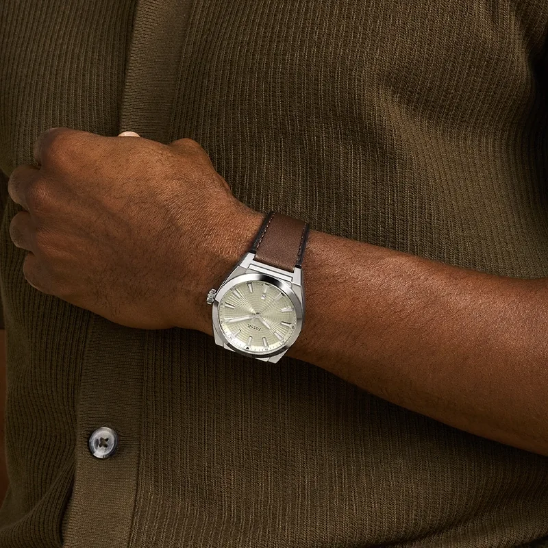 Reloj Fossil análogo, para Hombre, tablero redondo color beige, estilo romanos, pulso cuero color café, calendario