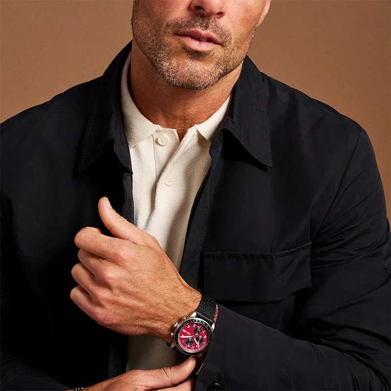 Reloj Fossil analogo, para Hombre, tablero redondo colores rojo y negro, estilo arabigos, pulso cuero color negro, calendario, cronografo