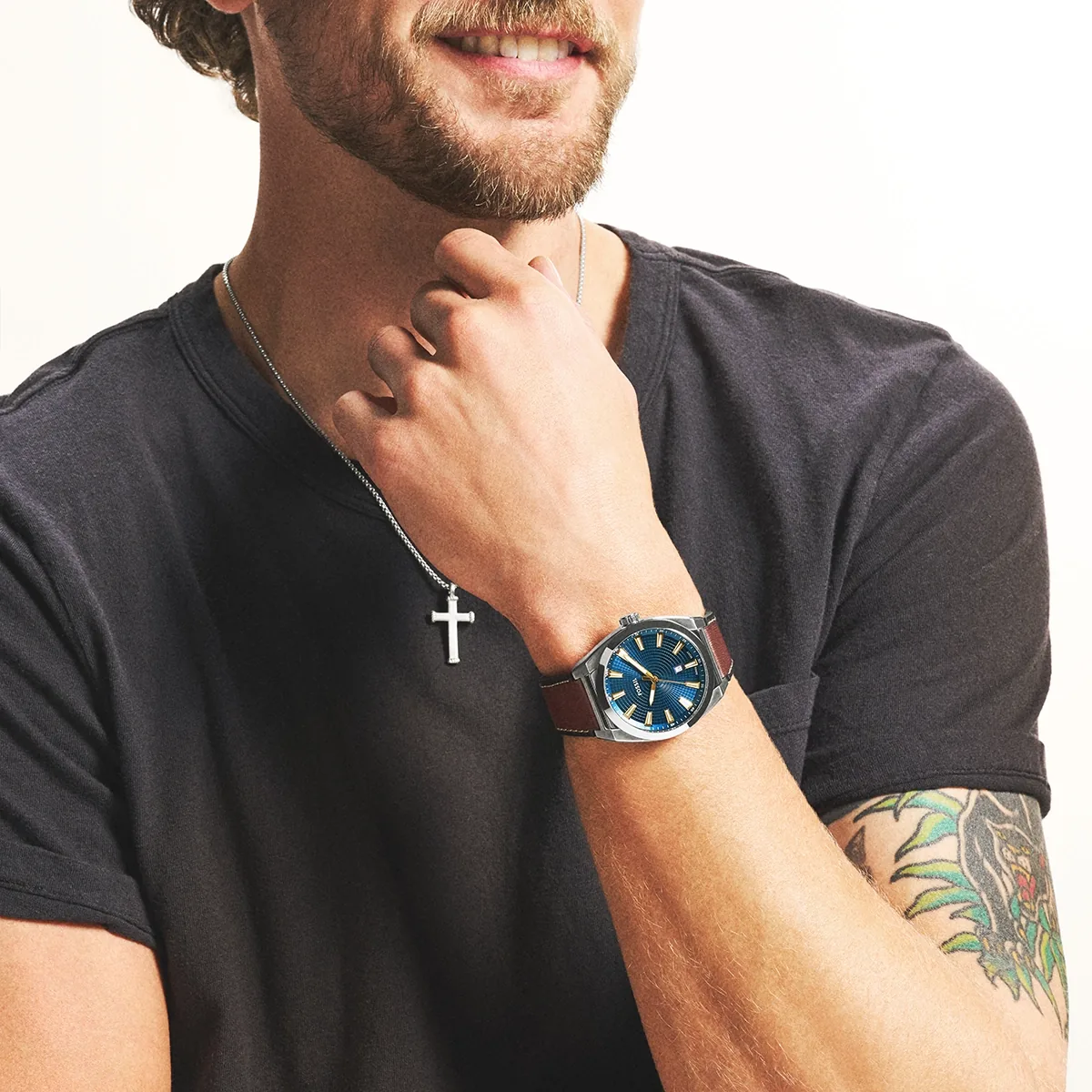 Reloj Fossil análogo, para Hombre, tablero redondo color azul, estilo index, pulso cuero color café, calendario