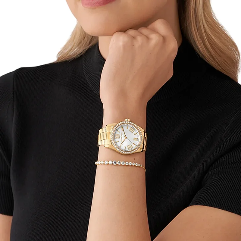 Reloj Mkors analogo, para Dama, tablero redondo color blanco, estilo index + romano, pulso acero color dorado