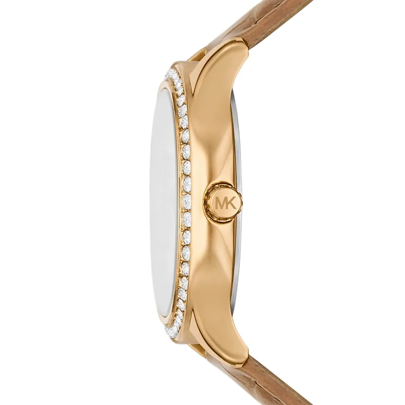 Reloj Mkors analogo, para Dama, tablero redondo colores blanco y dorado, estilo index + romano, pulso cuero color café
