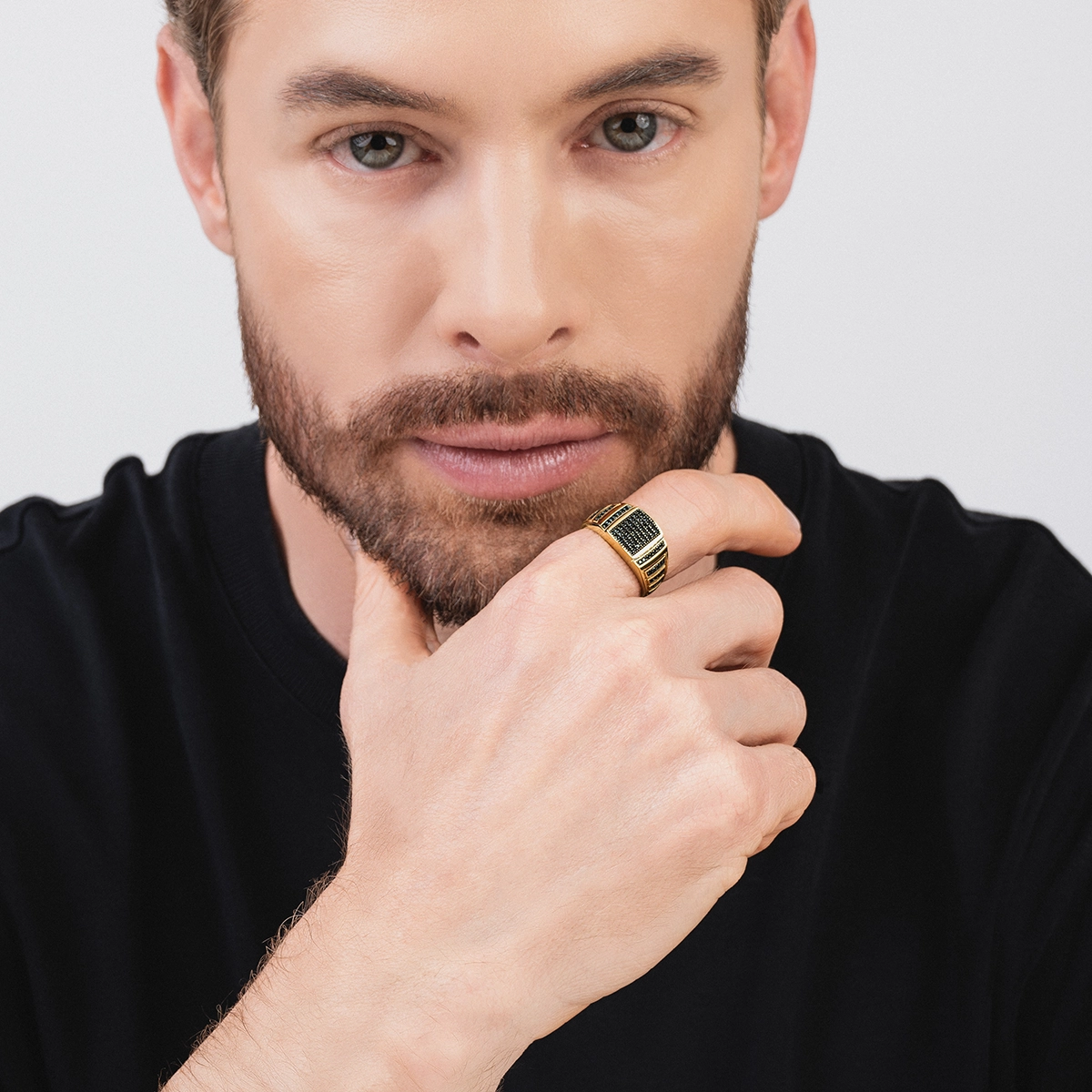 Anillo en oro amarillo de 18 Kilates, con zircones