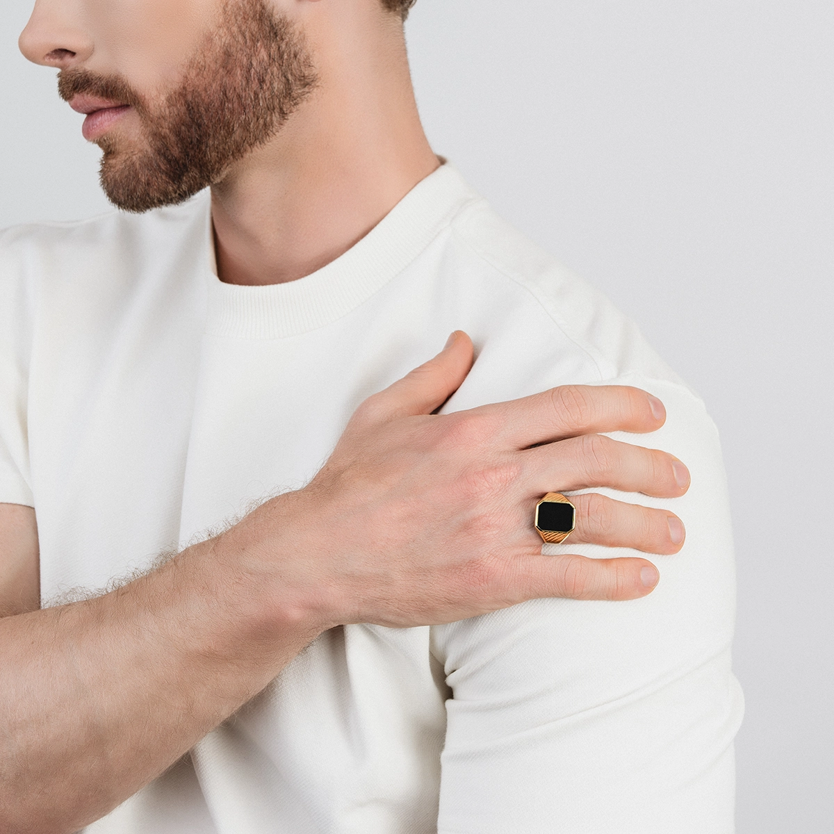Anillo en oro amarillo de 18 Kilates con visos, con ónix central
